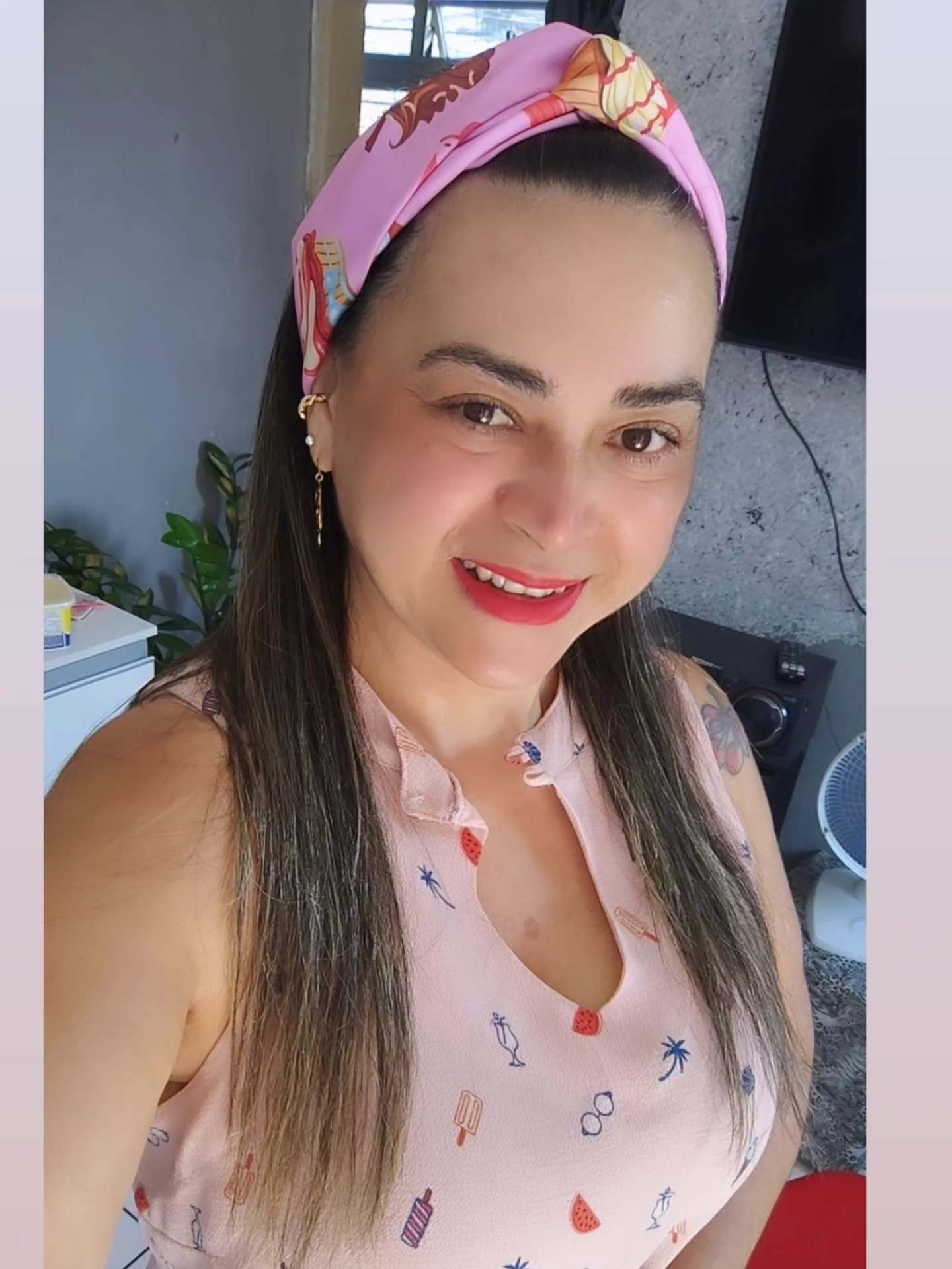 Dona Alba Almeida sorrindo