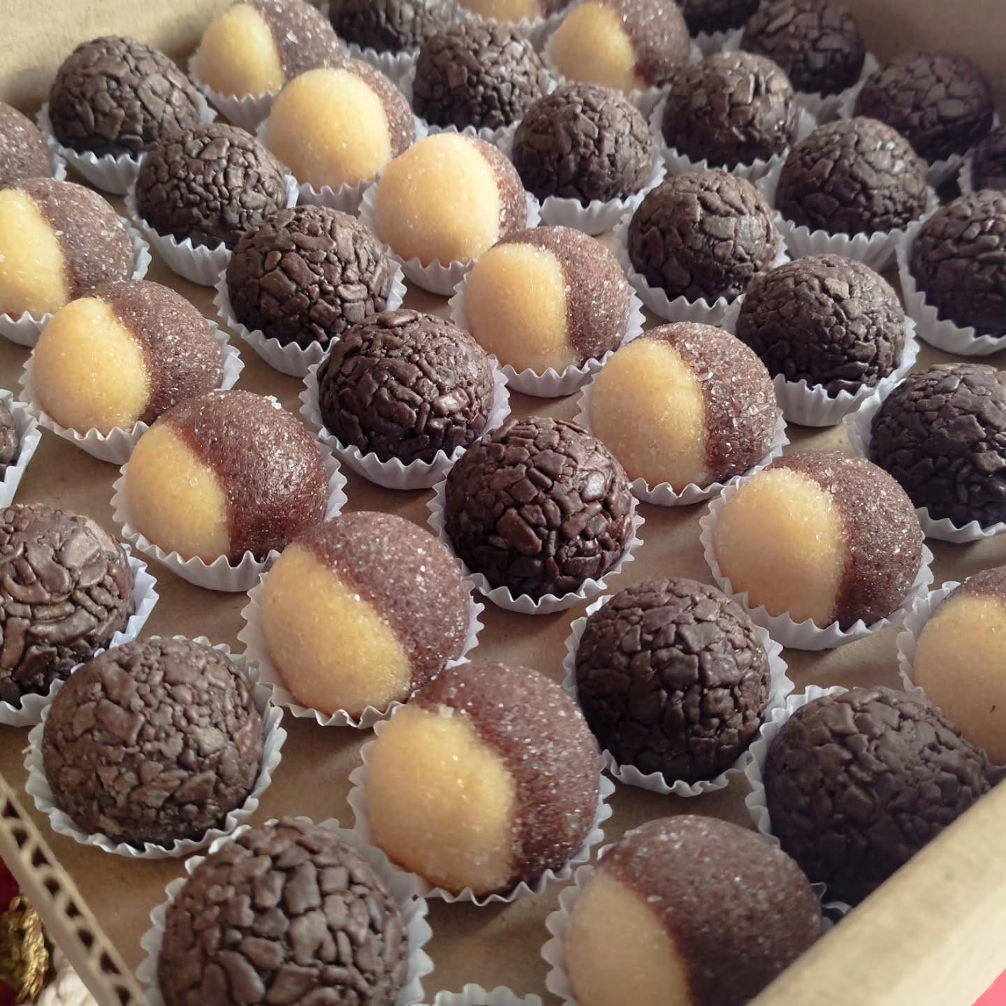 Brigadeiros e doces feito pela Dona Alba
