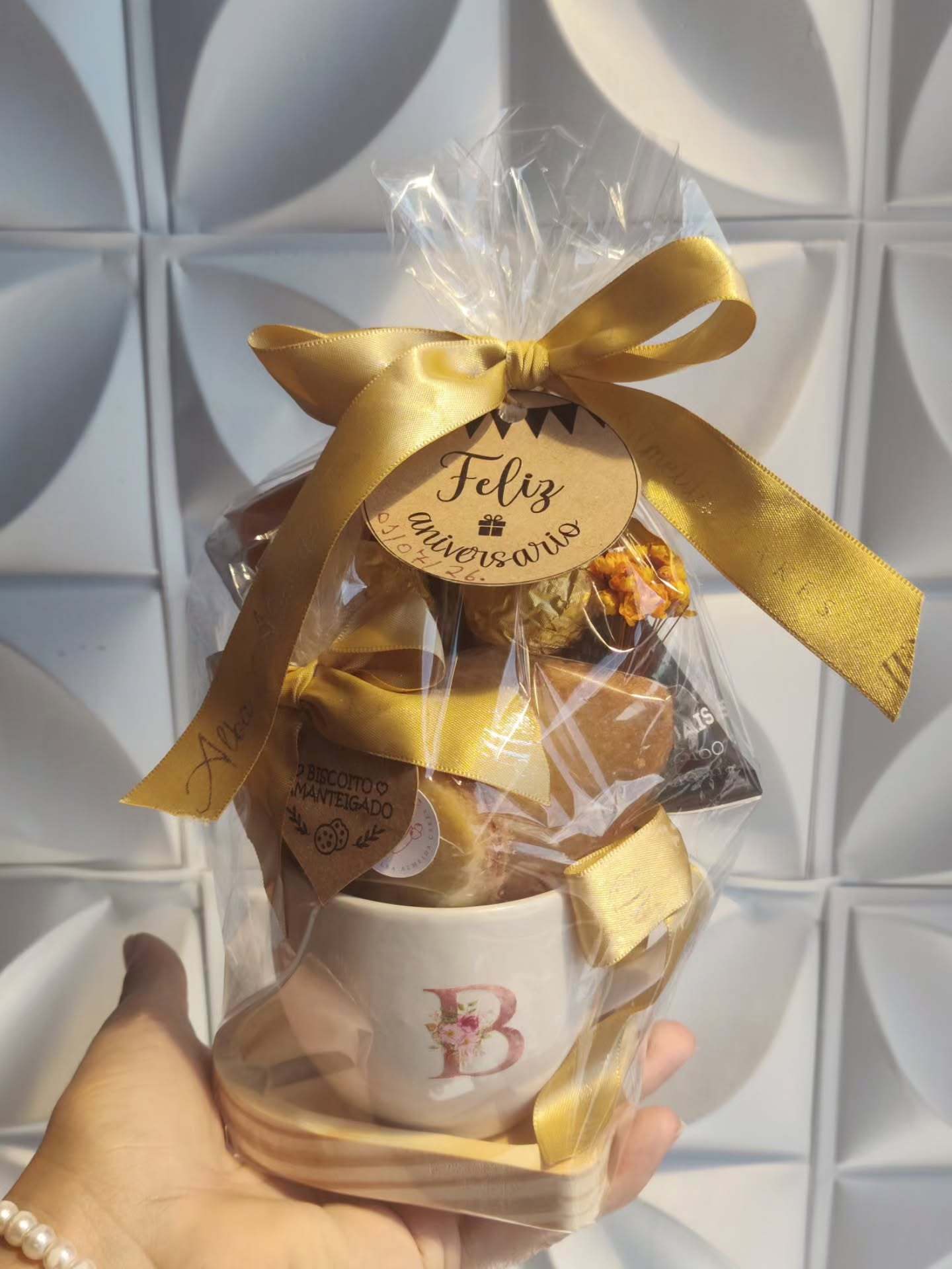 Café na xícara embalado com laço dourado, presente de aniversário