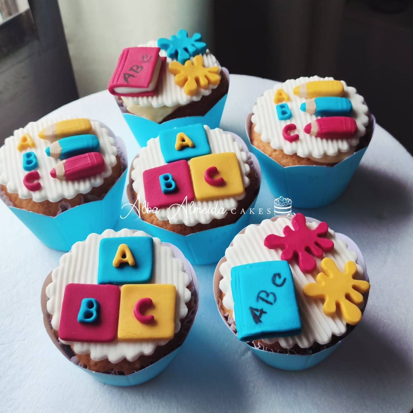 Outro cupcakes personalizados da Dona Alba
