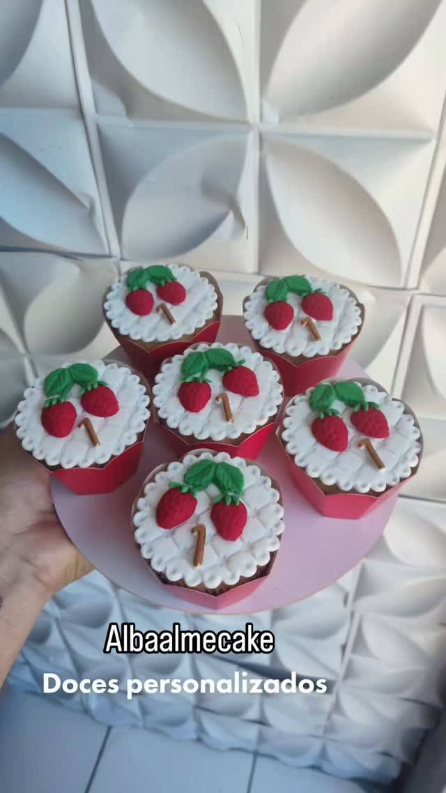Outro cupcakes personalizados da Dona Alba