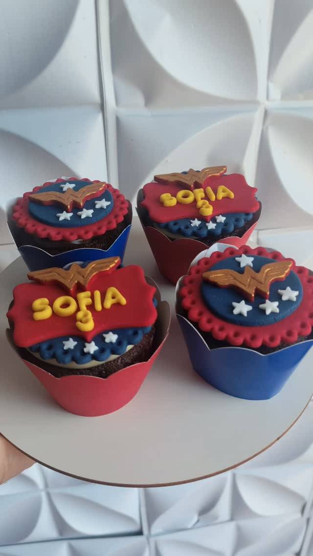 Cupcakes personalizados feito pela Dona Alba
