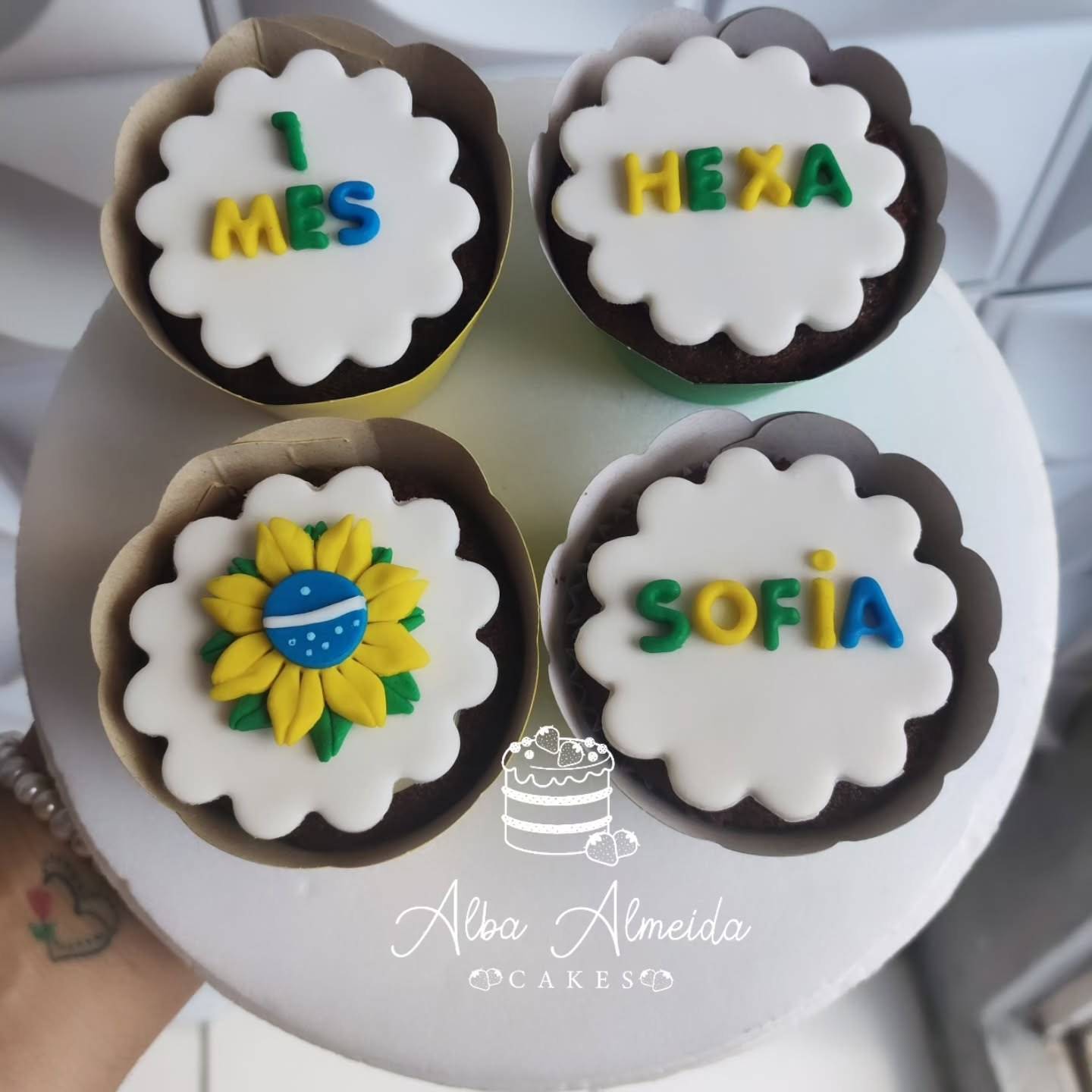 Outro mesversário e kit festa na caixa da Dona Alba