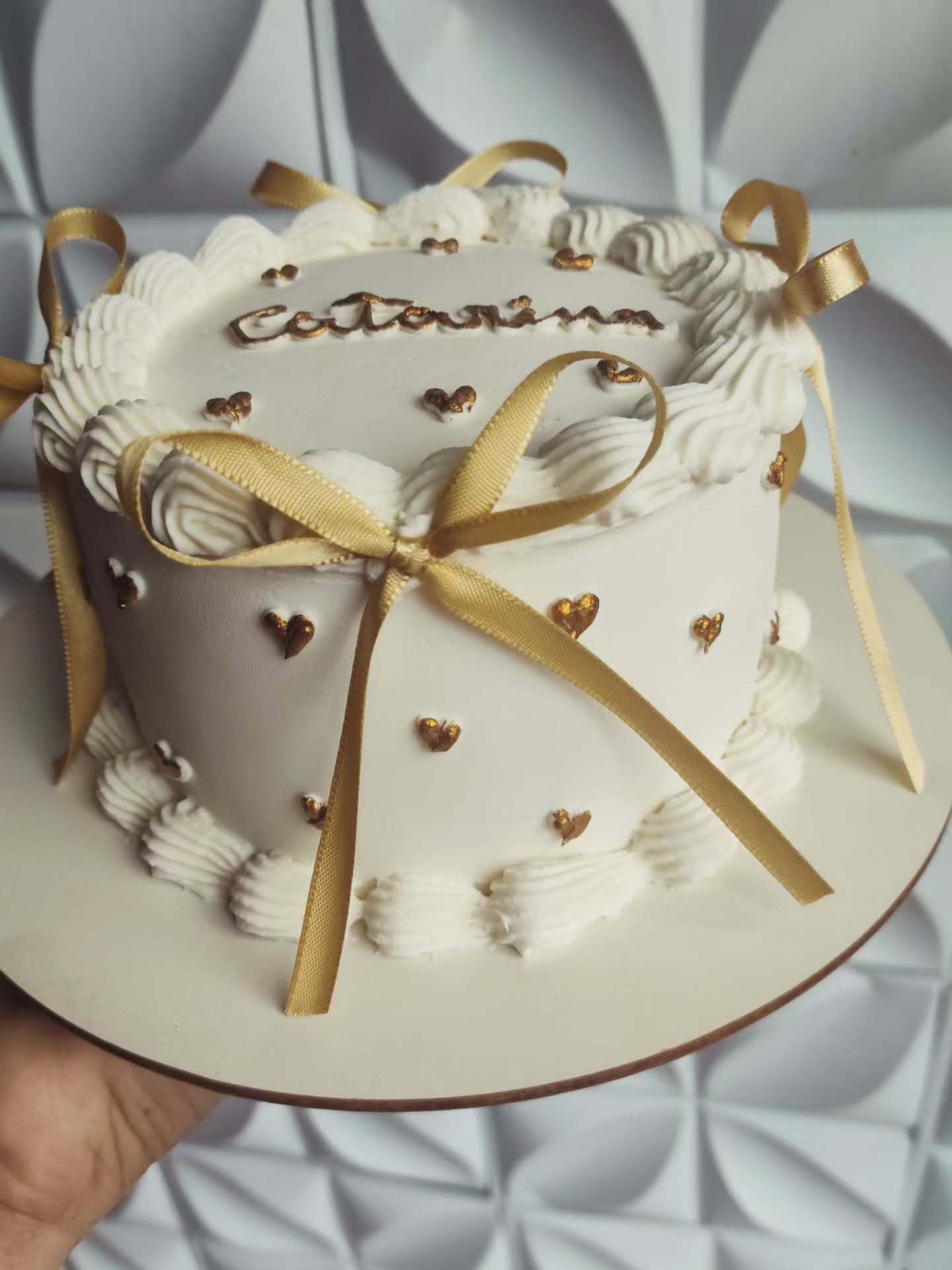 Bento cake branco com laços dourados e o nome Catarina, feito pela Dona Alba