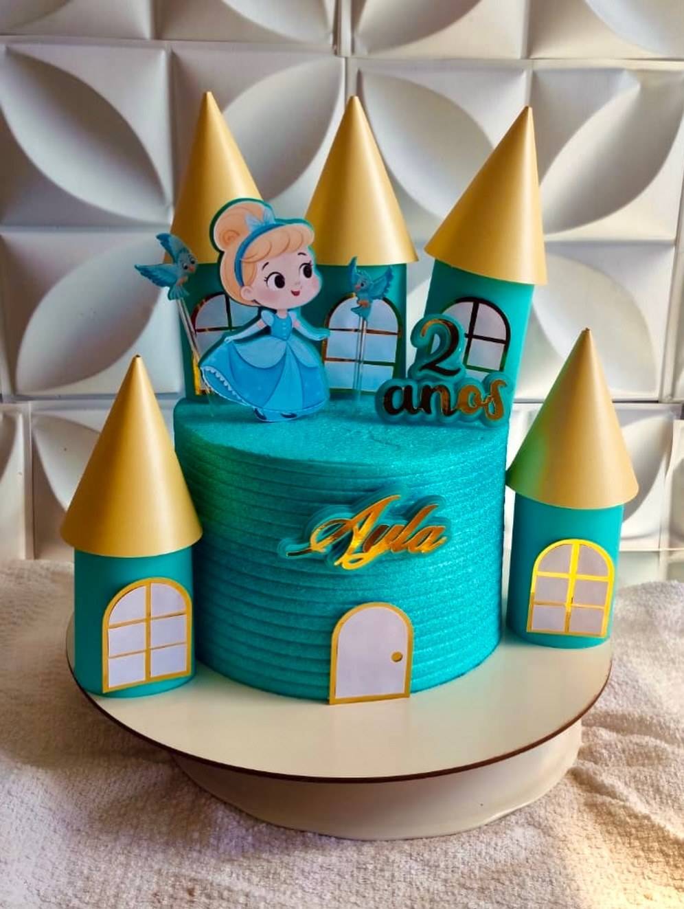 Bolo infantil de personagem feito pela Dona Alba