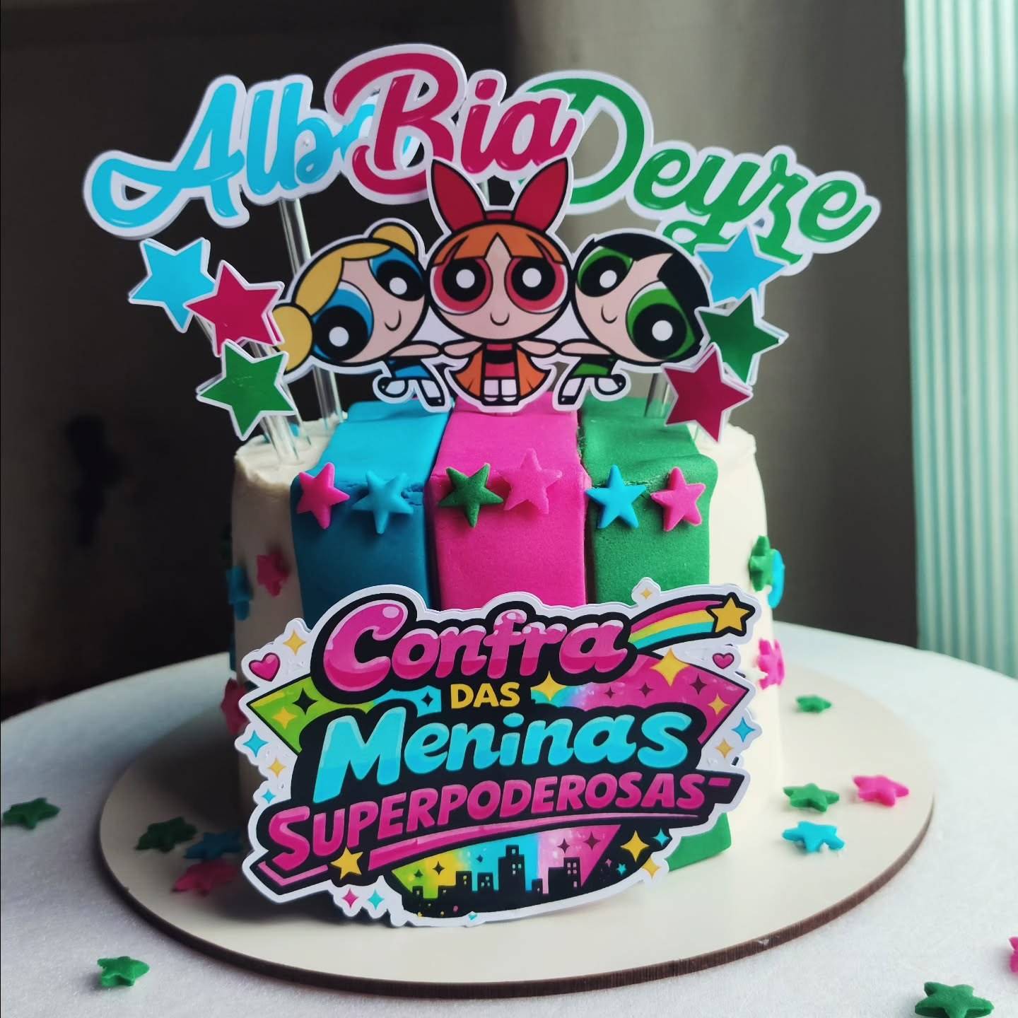 Outro bolo infantil de personagem da Dona Alba